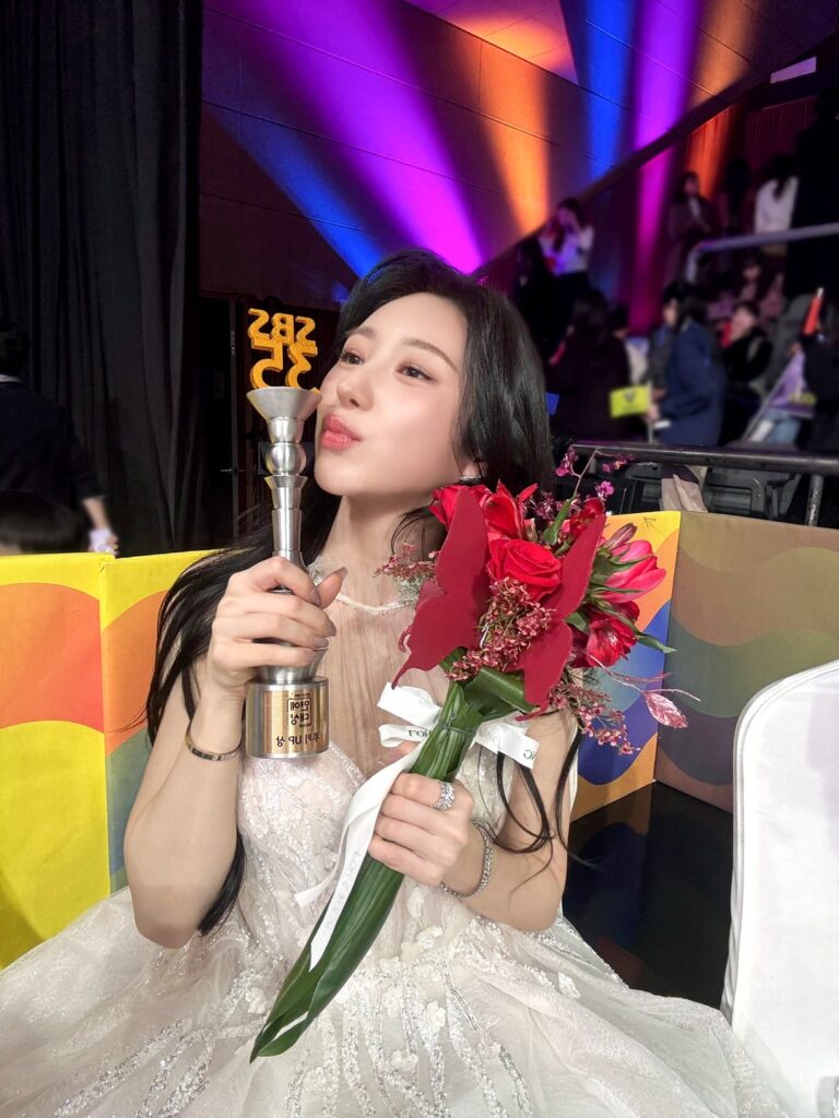 Lee Chaeyeon تفوز بجائزة Rookie UP في حفل توزيع جوائز SBS Entertainment لعام 2025