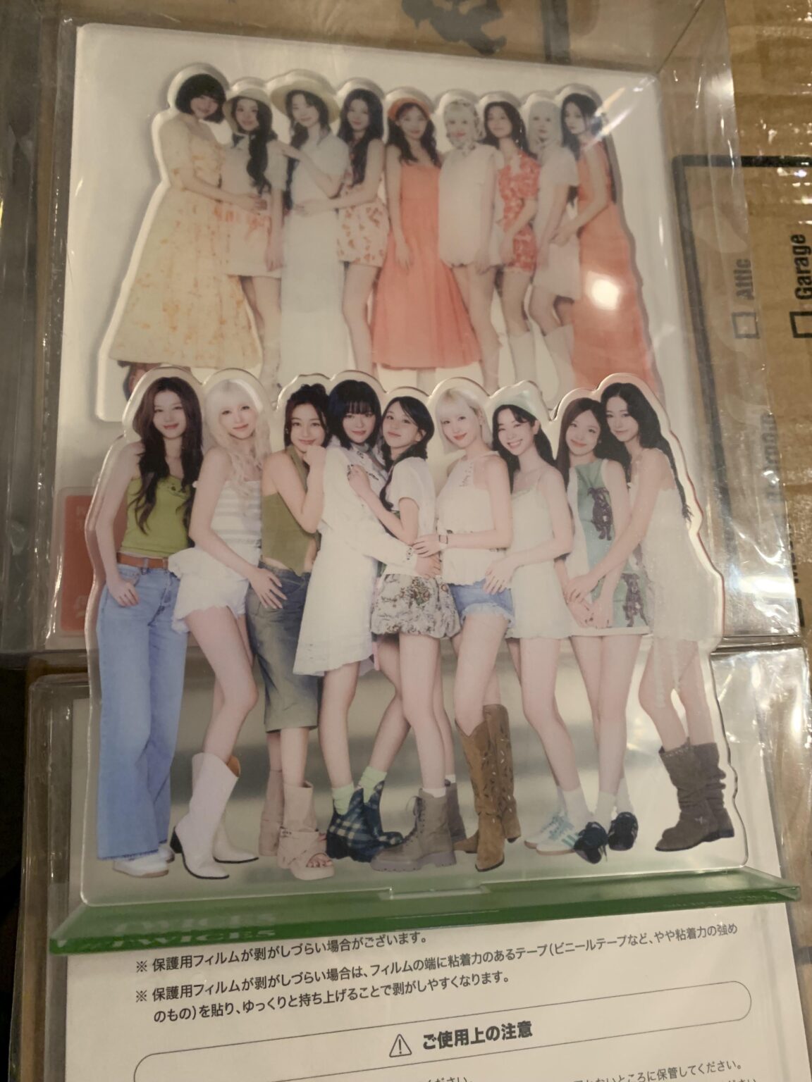 هل تحتوي حاملات الأكريليك على فيلم غير لامع من المفترض أن تقوم بإزالته؟