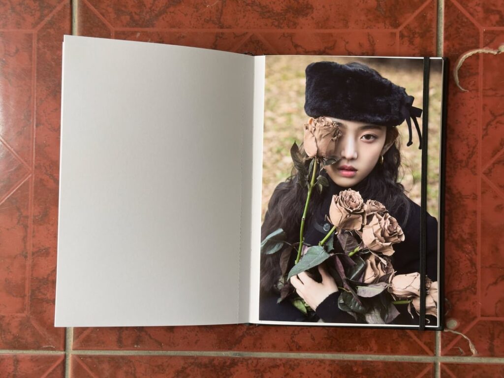 KiiiKiii - Delulu World (صور تشويقية قادمة قريبًا)