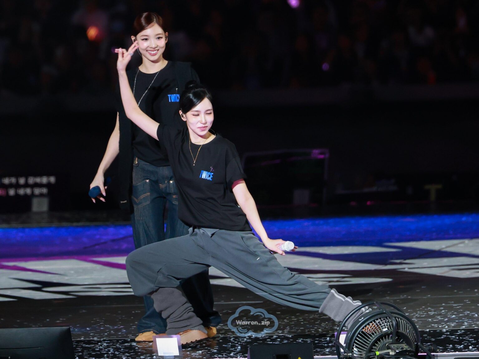 الطريقة التي تنظر بها نايون إلى أي شيء تفعله مينا