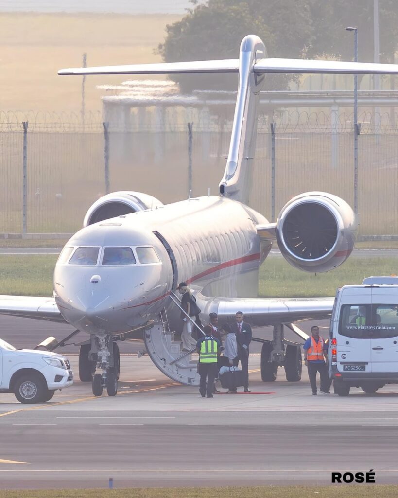 251201 عادت جيسو وجيني وروزي إلى سيول عبر طائرة VistaJet Global 7500 الخاصة بعد اختتام حفلات BLACKPINK في سنغافورة