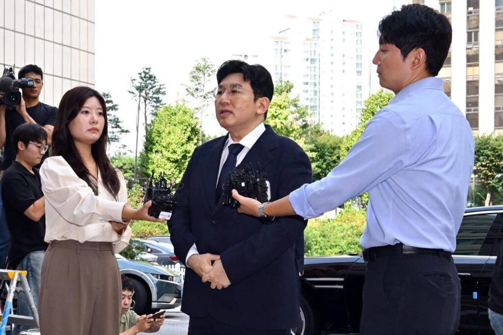 المحكمة توافق على تجميد أصول رئيس HYBE وسط التحقيق