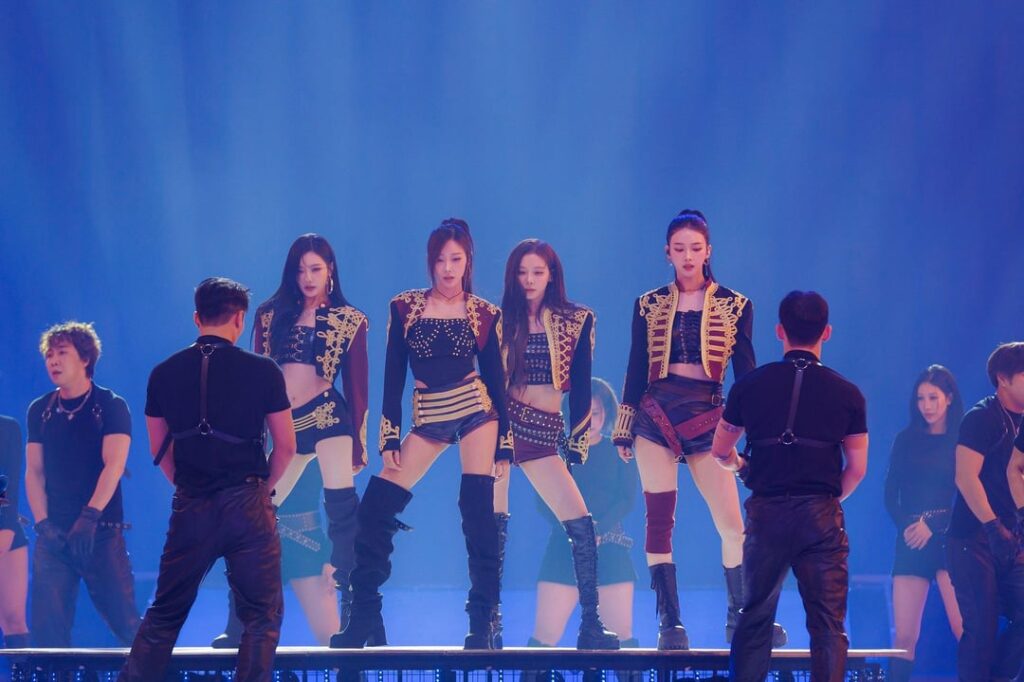 تحديث 251220 Melon على تويتر مع aespa - صور أداء جوائز Melon الموسيقية لعام 2025