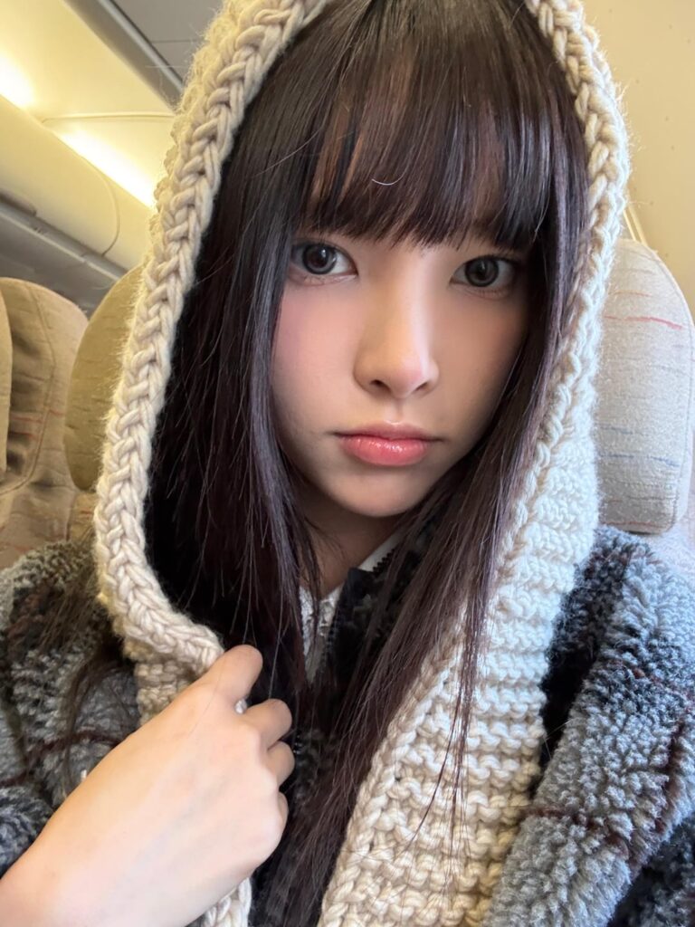 251228 يونا ILLIT تتجه إلى اليابان مع وشاح KKUROCHET ذو القلنسوة