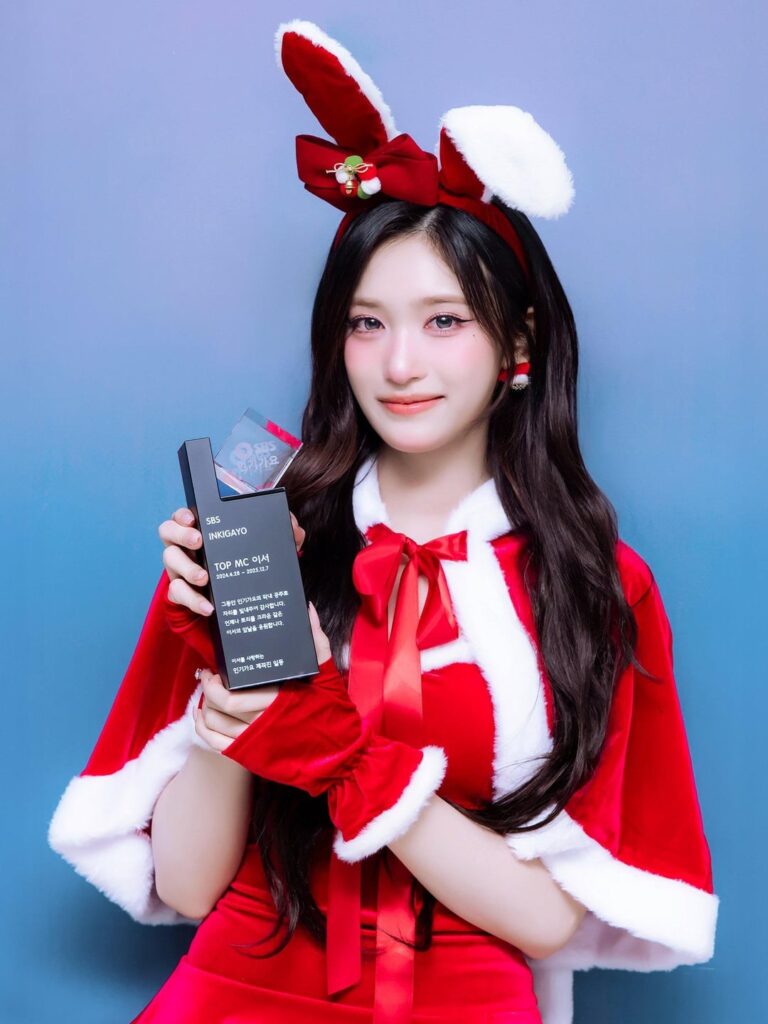 251211 تحديثات تويتر kpop_sbs مع MC Leeseo الفذ. MCs EJ (&TEAM) وShinyu (TWS) - TOP MC + صور تحية الوداع @ Inkigayo