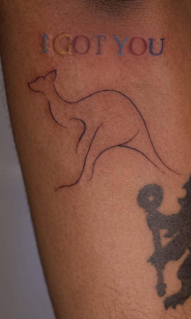 منذ أقل من عامين، في مثل هذا اليوم خلال فترة صعبة في حياتي سمعت أغنية توايس لأول مرة (I Got You)، تقدم سريعًا إلى اليوم وأنا في مكان أفضل بكثير وتمكنت من رؤيتهم يعيشون في أستراليا لذلك قررت الحصول على وشم لإحياء ذكرى ذلك وفكرت في مشاركته معكم جميعًا :)