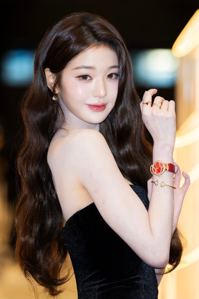 251204 تحديث أخبار BNT مع وونيونغ - في متجر BVLGARI Divas' Dream Holiday المنبثق في متجر Shinsegae متعدد الأقسام في جانجنام