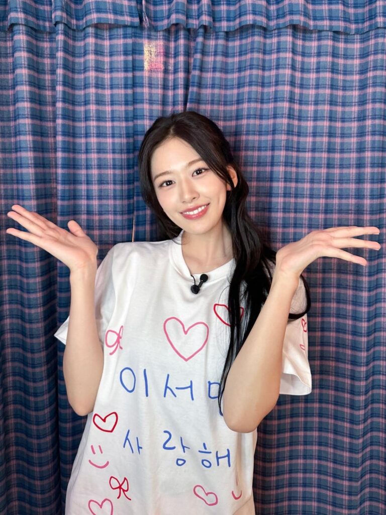 تحديث 251209 IVE الرسمي على الانستقرام مع يوجين