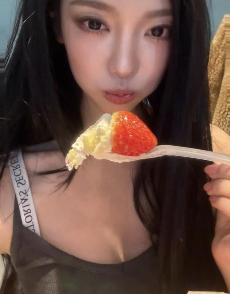 لماذا يكرهها الناس لأنها أكلت الفراولة بالملعقة بينما من الواضح أنها من الكعكة؟؟؟