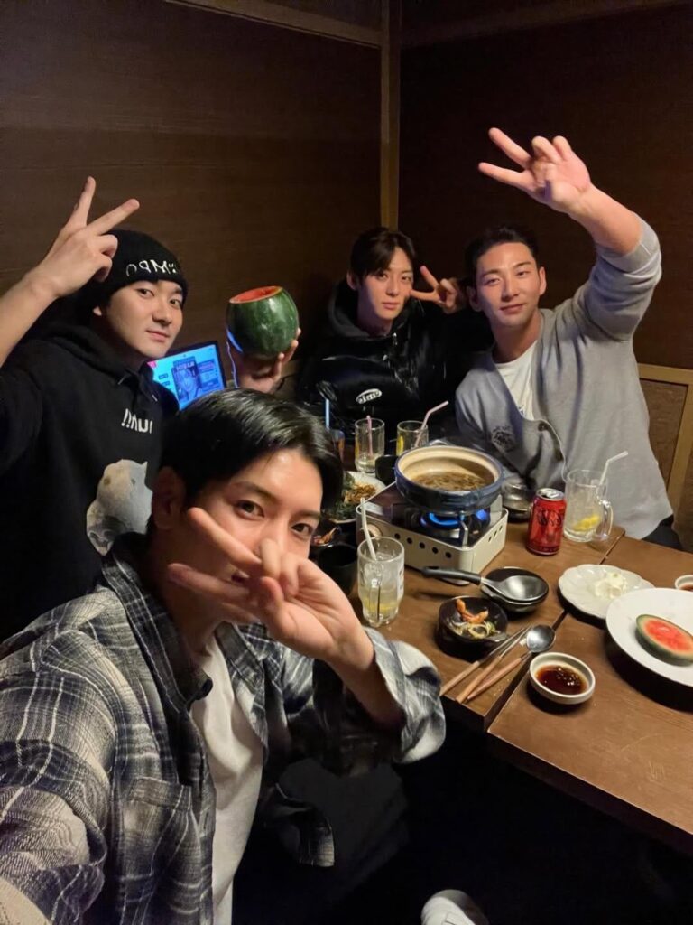 NU'EST يجتمعون مجددًا لتناول العشاء في صورة تمت مشاركتها حديثًا