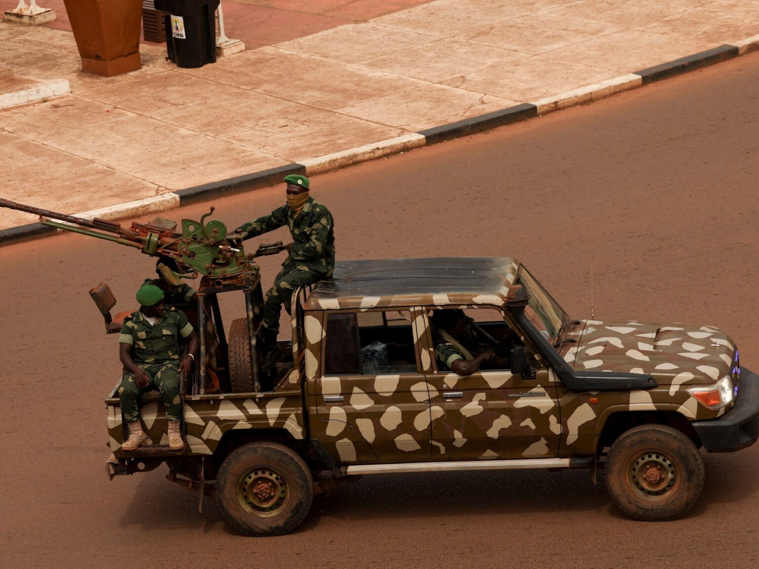 الضباط الشباب وعاصفة الانقلابات في أفريقيا | سياسة