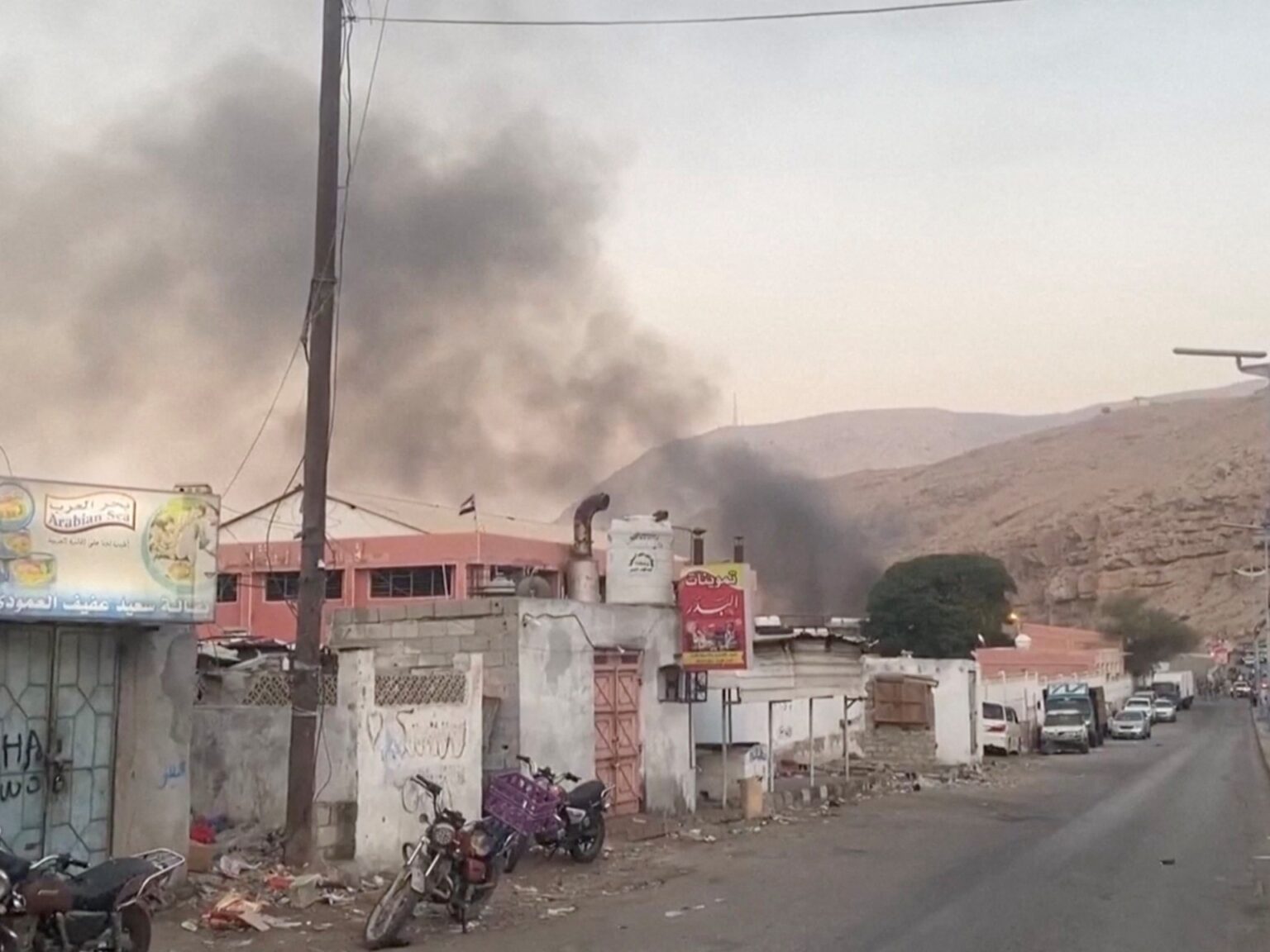 شاهد.. قيادة التحالف تكشف تفاصيل قصفها شحنة الأسلحة الإماراتية | أخبار شاهد.. قيادة التحالف تكشف تفاصيل قصفها شحنة الأسلحة الإماراتية | أخبار