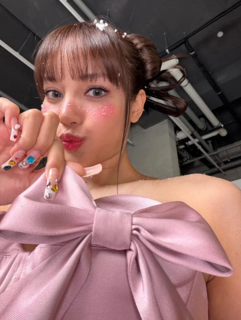 251225 ليزا عبر Misslens IG: إجازة سعيدة