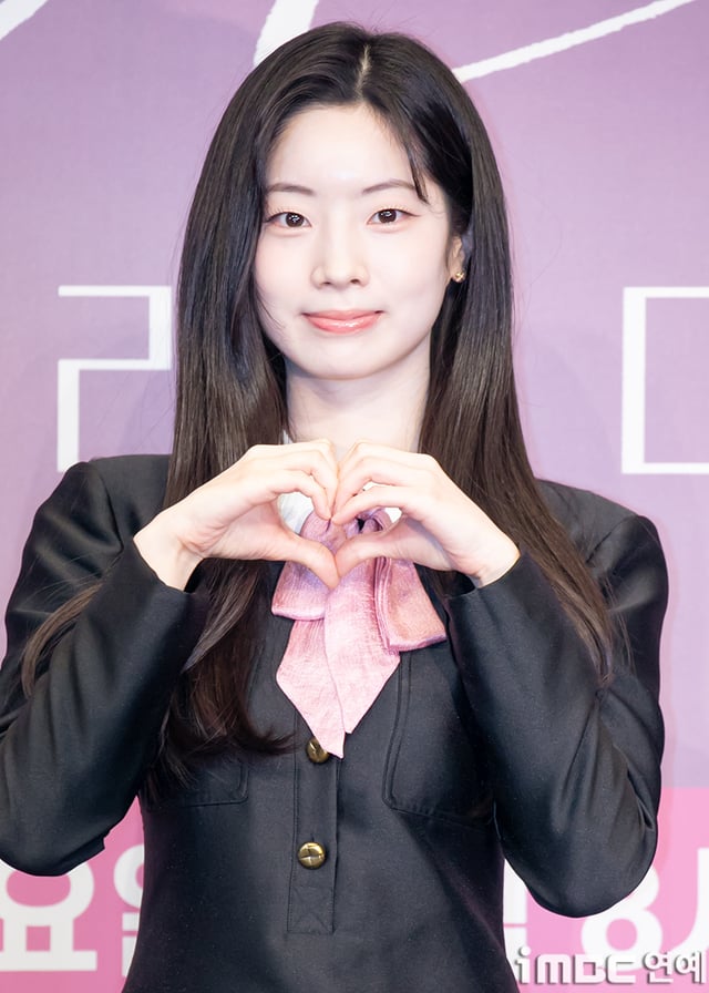 251218 تحديث موقع imbc الترفيهي - الممثلة داهيون (TWICE) تقف في المؤتمر الصحفي الإنتاجي لمسلسل الجمعة الجديد لقناة JTBC "Love Me" والذي عقد في فندق The Link Hotel في Guro-gu، سيول بعد ظهر يوم 18.