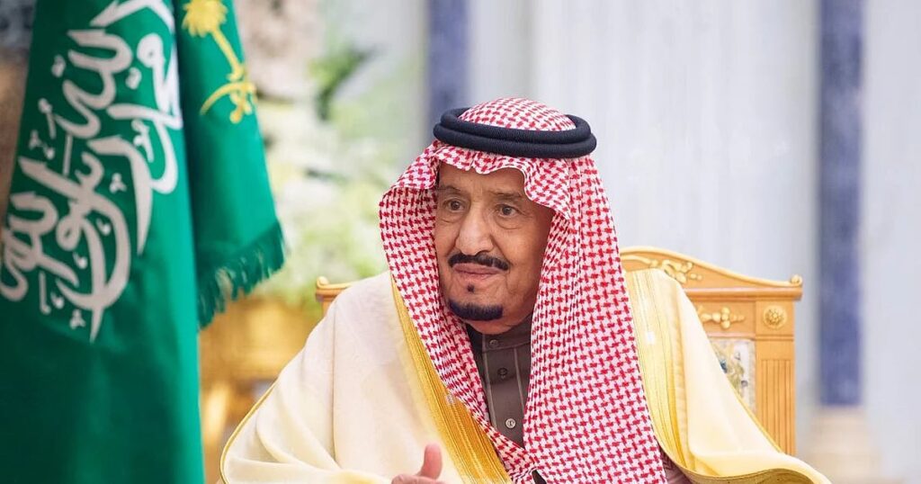 إنفاذًا لأمر خادم الحرمين الشريفين.. سفير المملكة لدى الإمارات يقلّد الشيخ نهيان بن سيف آل نهيان وشاح الملك عبدالعزيز