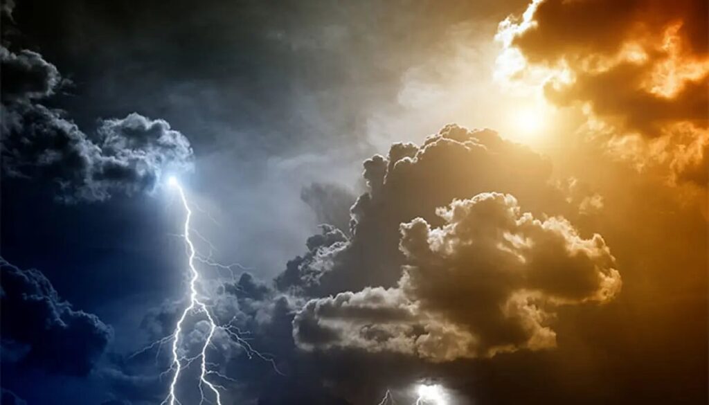 تقلبات جوية عنيفة تضرب 8 مناطق وتحذيرات من أمطار غزيرة وسيول وصواعق تقلبات جوية عنيفة تضرب 8 مناطق وتحذيرات من أمطار غزيرة وسيول وصواعق