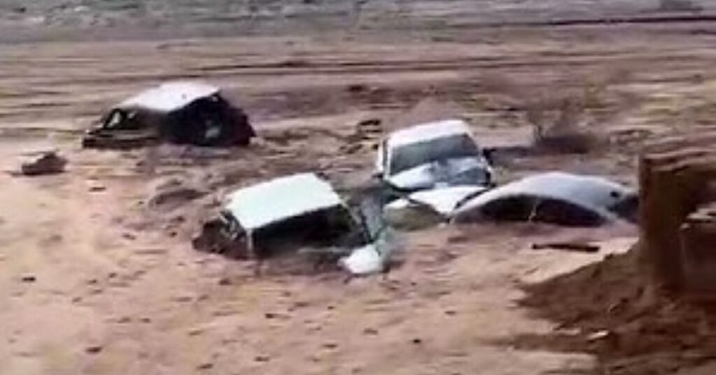وفاة شاب غرقاً في سيول تبوك .. قادماً من عمله وجرفته السيول المنقولة من الجبال إلى الوادي