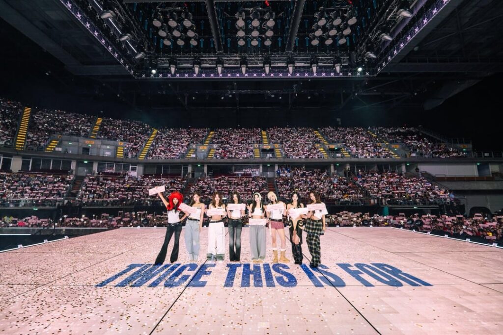 251214 تحديث تويتر - توايس  جولة عالمية في بانكوك - اليوم الثاني العرض الأخير لعام 2025. هذا ختام! بانكوك ونس، شكرًا لكم على جعل كل لحظة تتألق 💖🐯 شكرًا على أغنية عيد ميلاد سانا وحدث الشعار الجميل! 2+1=10 🩷