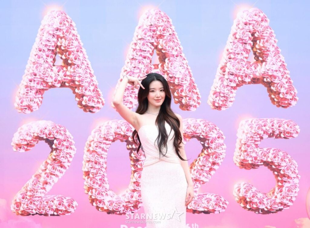 251206 جائزة فنان آسيا صورة في الموقع مع شوهوا (2025 AAA في صورة السجادة الحمراء في تايوان)