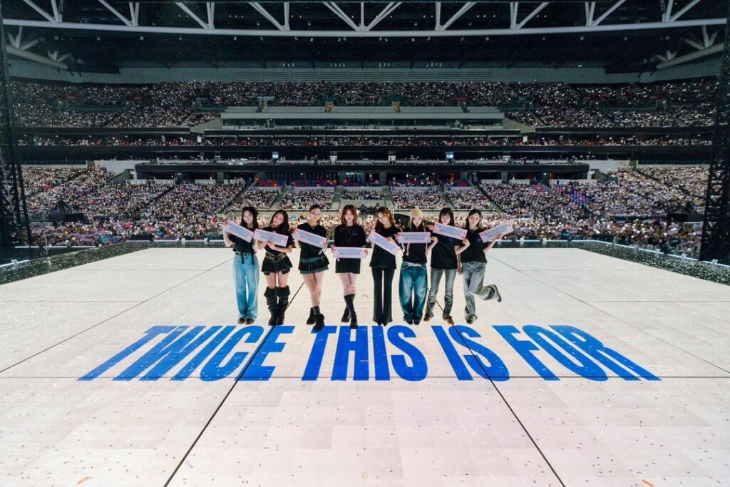 251206 تحديث تويتر - توايس  جولة عالمية في هونج كونج - اليوم الأول هونج كونج مرة واحدة، شكرًا لكم على مشاركة هذه اللحظة معنا 🌟 لقد اعتزنا حقًا بهذه المرة معكم 🎶🐯