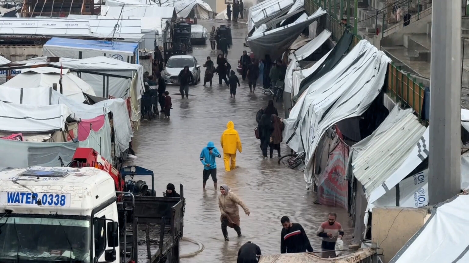 ولا جدار يتكأ عليه.. هكذا الحياة بغزة في برد قارس وفيضانات ومياه الصرف الصحي | سياسة ولا جدار يتكأ عليه.. هكذا الحياة بغزة في برد قارس وفيضانات ومياه الصرف الصحي | سياسة