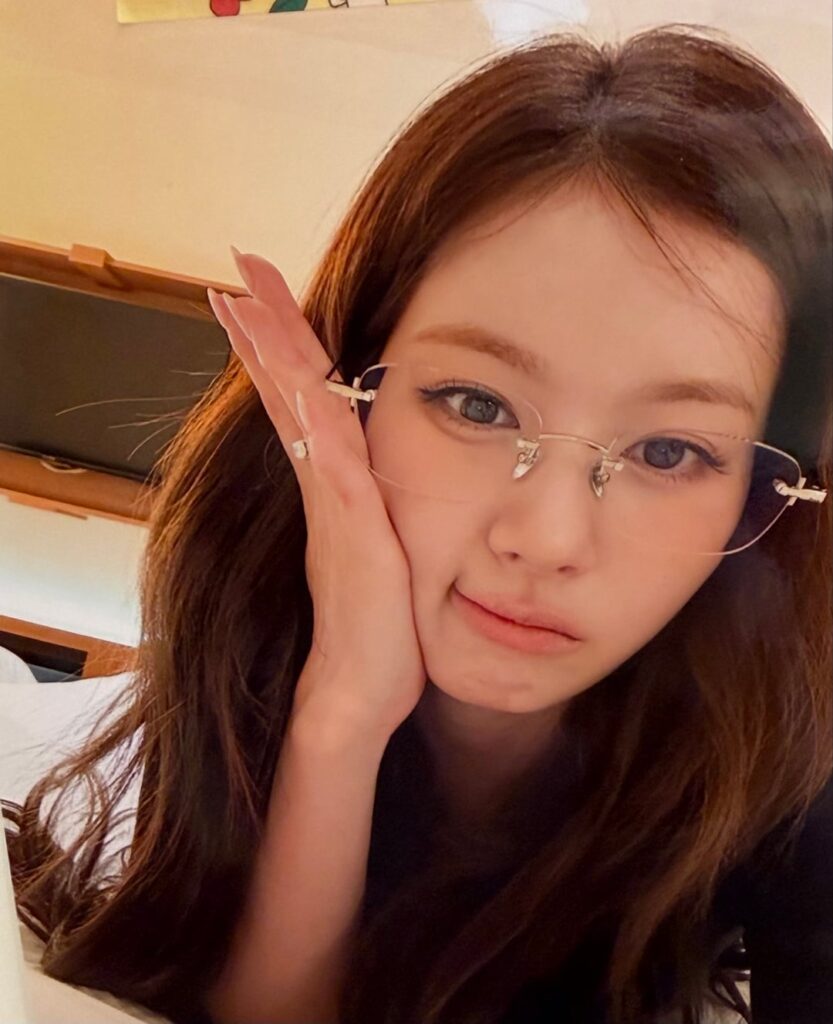 251229 pydhtw تحديثات تويتر - صور من مقهى عيد ميلاد سناء "أرشيف سانا"