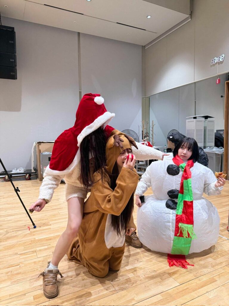 251225 تحديث تويتر IM_LESSERAFIM مع مياواكي ساكورا وهوه يونجين وهونغ إيونتشاي - هو هو هو