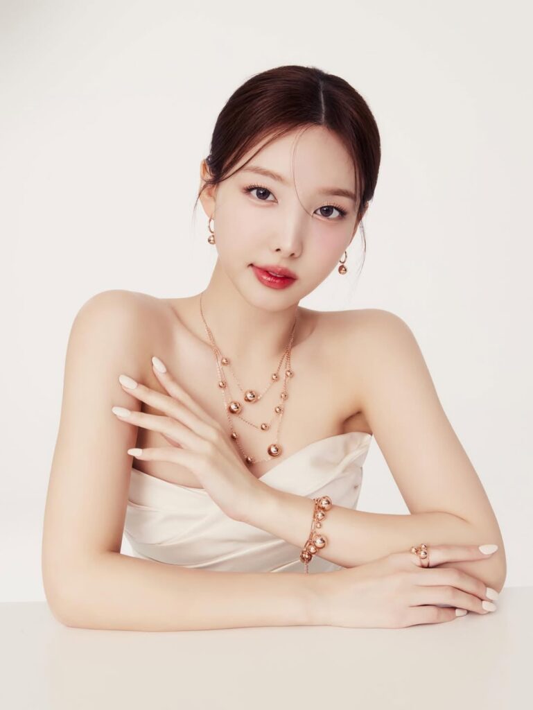 251216 تحديث نايون على الانستقرام - أنا قادمة إلى إندونيسيا. أراك لاحقًا! 🎄