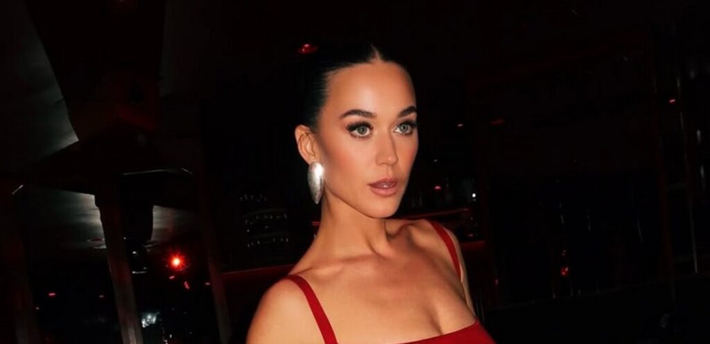 كانت بين أحضانه.. النجمة الشهيرة تؤكد علاقتها برئيس وزراء كندا السابق (صورة)