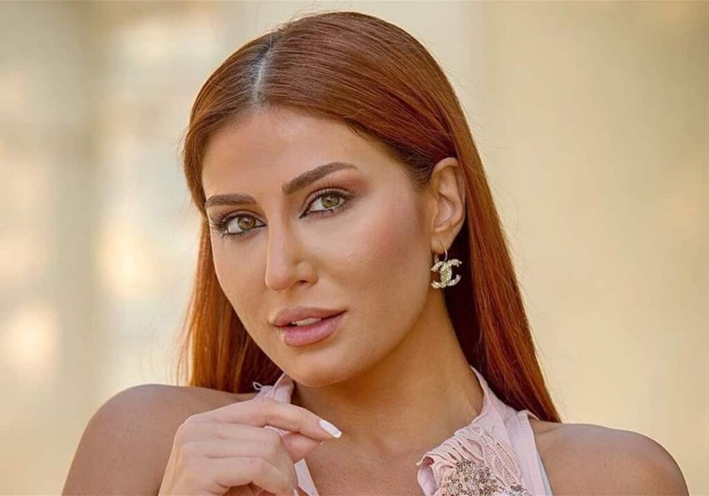 هبة نور تلتقط سيلفي بملابس ضيقة (صورة)