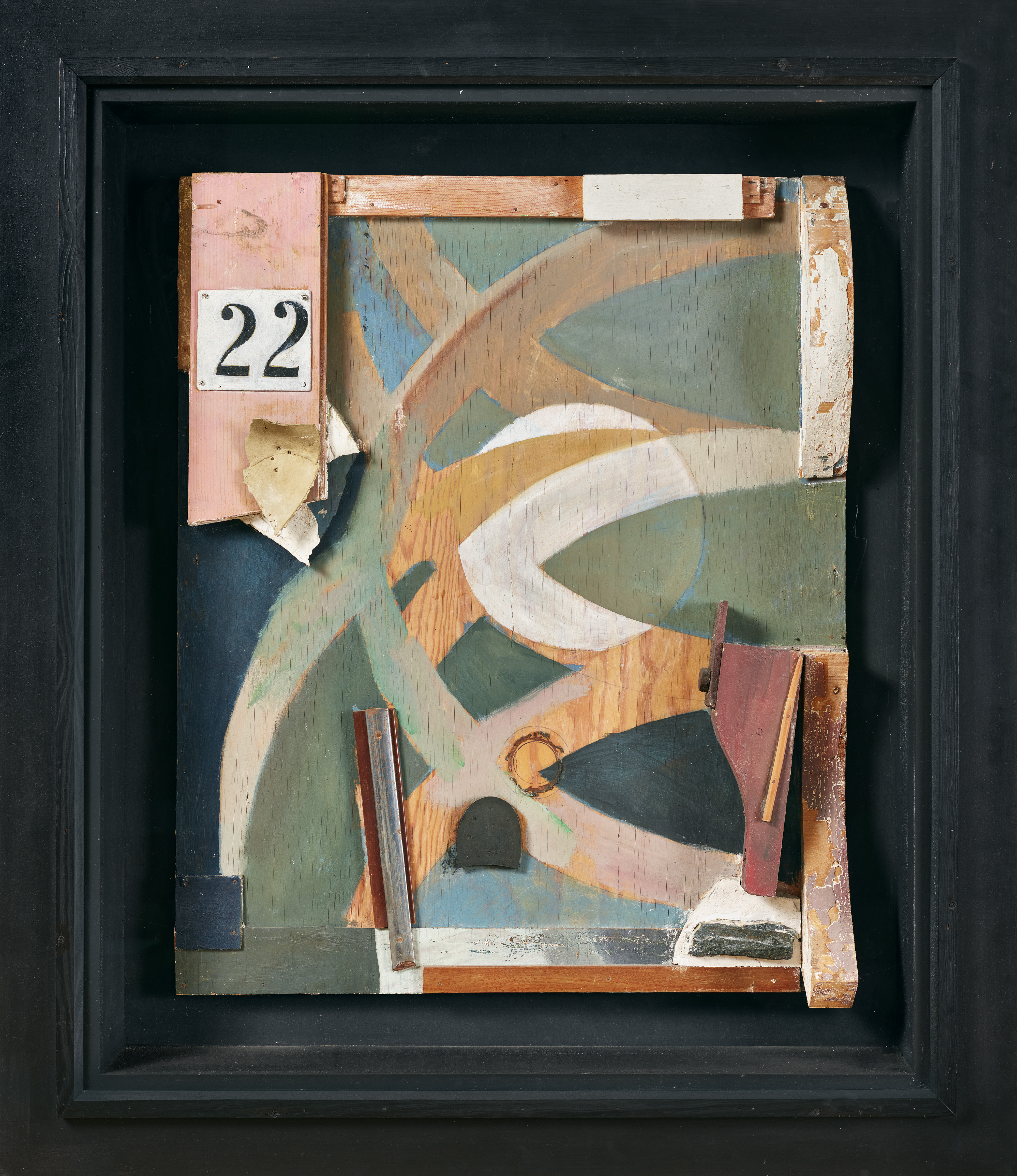Kurt Schwitters Die frühlingstür (باب الربيع)، 1938 تجميع من الزيت والخشب والجص والمعدن وكعب الحذاء والورق المقوى والجلد (؟) المثبت على الخشب
