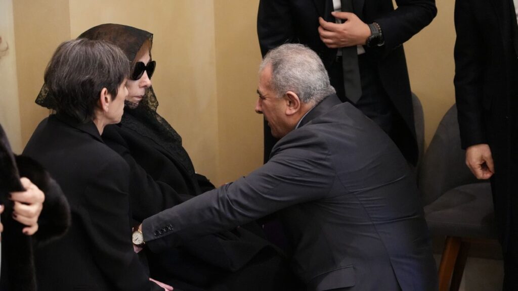 السفير الفلسطيني يقدم التعازي إلى السيدة فيروز - الوكالة الوطنية للإعلام