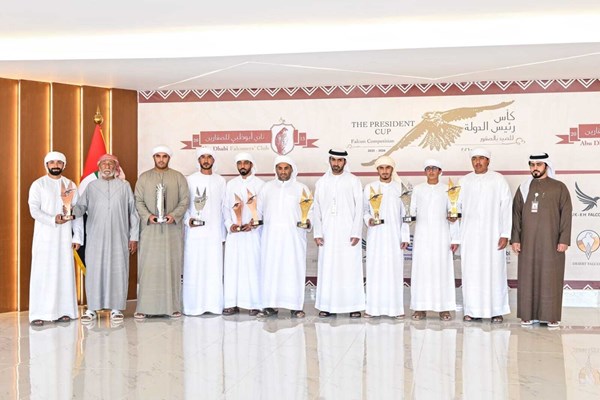 «03» بطل «الرمز» في كأس رئيس الدولة للصيد بالصقور «03» بطل «الرمز» في كأس رئيس الدولة للصيد بالصقور