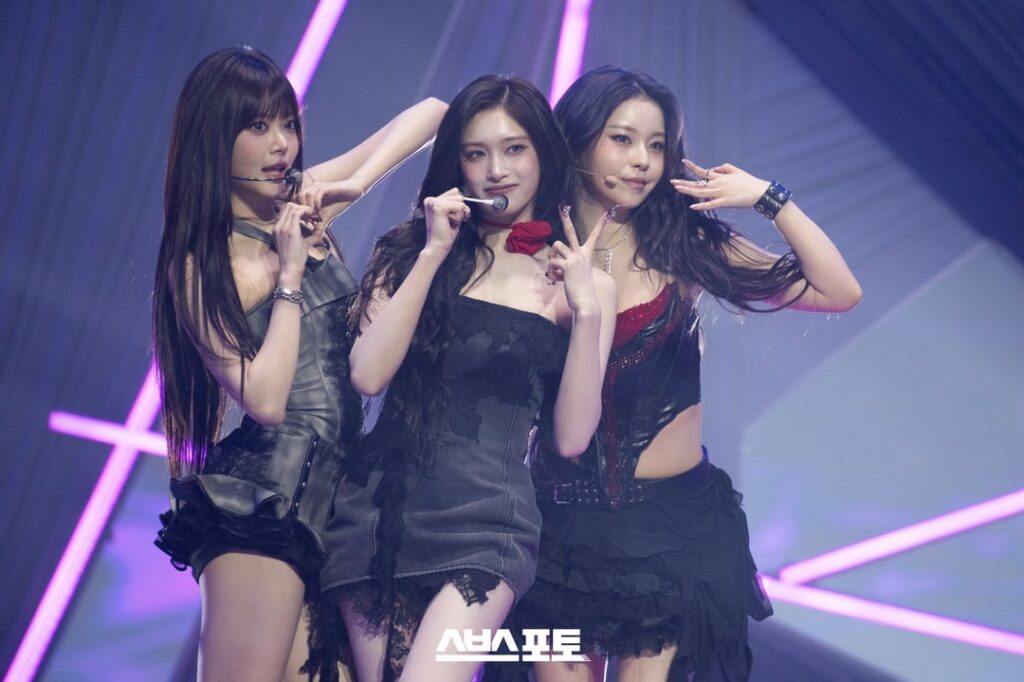 260105 تحديث SBS PHOTO على تويتر مع Leeseo (feat. LE SSERAFIM Hong Eunchae & NMIXX Kyujin) - Pretty Savage (الأصل BLACKPINK) (صور الأداء الإضافية) @ 2025 SBS Gayo Daejeon (251225)