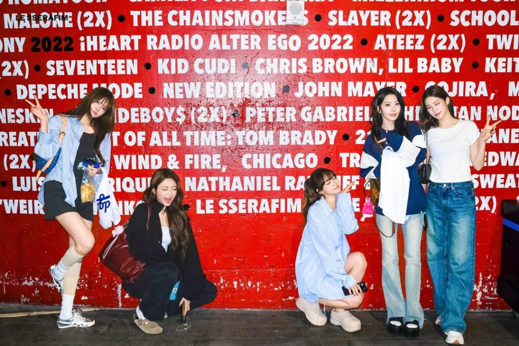 260120 LE SSERAFIM - جولة LE SSERAFIM لعام 2025 "EASY CRAZY HOT" في أمريكا الشمالية (رسم صور - المجموعة)