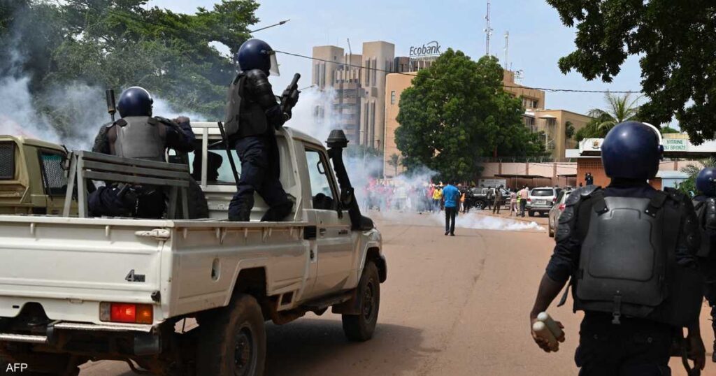 مقتل 11 شرطيا إثر هجوم مرتبط بتنظيم القاعدة في بوركينا فاسو