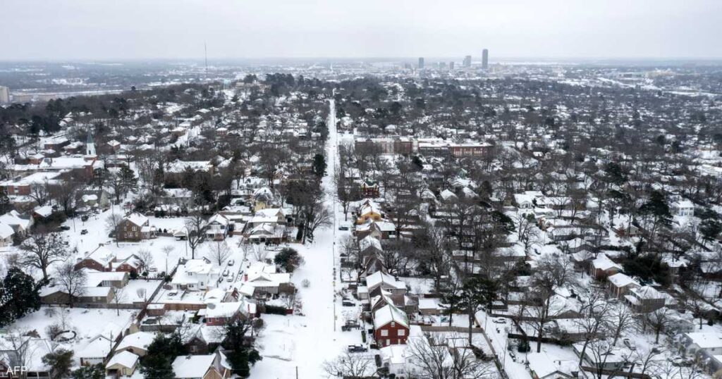 عواصف "تاريخية" تُربِك أميركا.. وتلغي آلاف الرحلات الجوية
