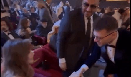 قبّل يدهُ بدل يدها وأثار الجدل.. هكذا علّق الشامي على طريقة سلامه على نانسي عجرم (فيديو) قبّل-يدهُ-بدل-يدها-وأثار-الجدل.-هكذا-علّق-الشامي-على-طريقة-سلامه-على-نانسي-عجرم-(فيديو)