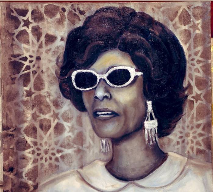 المطربة الكويتية الكفيفة عائشة المرطة بطلة روائية