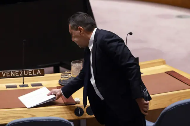 مندوب فنزويلا، صامويل مونكادا، يضع أوراقاً قرب مكان جلوسه قبل بدء جلسة مجلس الأمن الدولي