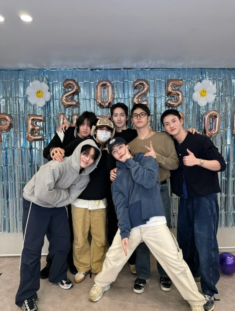 فرقة PENTAGON تحتفل بنهاية العام من خلال بث مباشر في شركة Hui الجديدة With Us Entertainment وتؤكد أنهم يجرون مناقشات حول الترويج كمجموعة في عام 2026 للاحتفال بالذكرى السنوية العاشرة لتأسيسهم