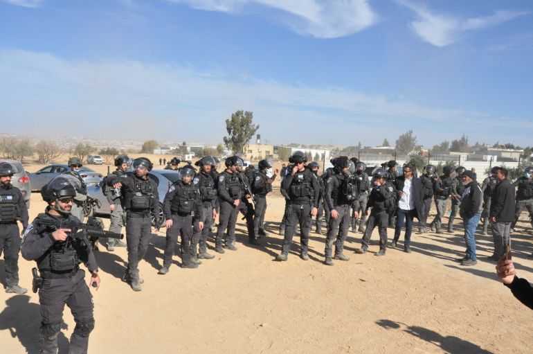 الشرطة الإسرائيلية تنفذ مداهمات واقتحامات في قرى عربية بالنقب مسلوبة الاعتراف لطرد السكان والسيطرة على أراضيهم. (من تصوير المراسل التقطها خلال عمله بالجزيرة نت)