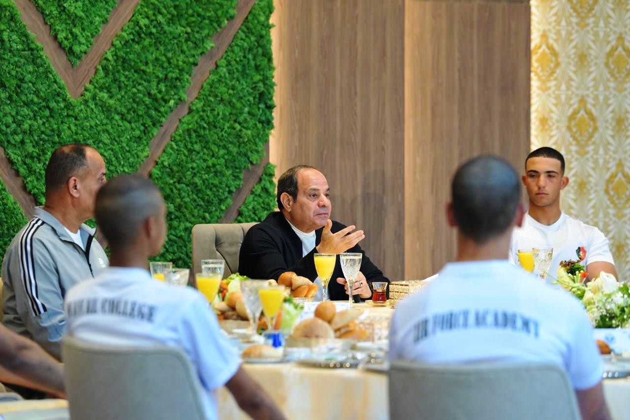 الرئيس السيسى مع طلاب الأكاديمية العسكرية