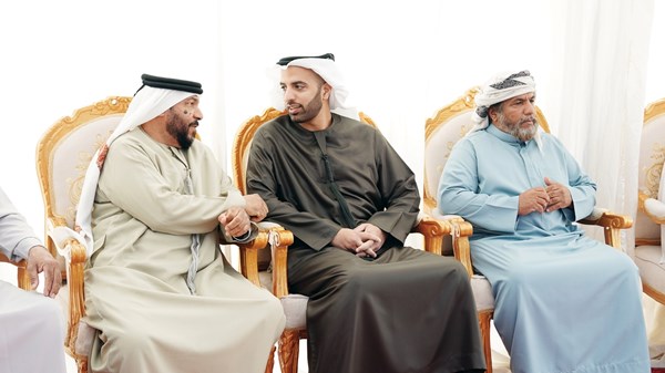 ولي عهد رأس الخيمة يقدم العزاء في وفاة سالم خلفان النقبي