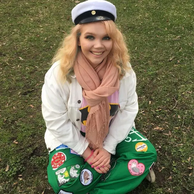 الفتاة أوير تجلس على الأرض