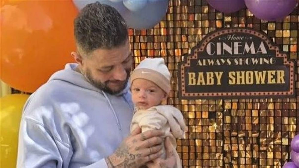 أحمد الفيشاوى يثير الجدل بصورة مع نجل الفنانة الشابة سمية الألفى.. والجمهور: «إنت جدو إزاى يعنى؟» أحمد الفيشاوي