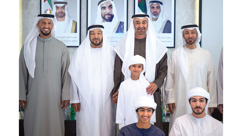 رئيس الدولة خلال زيارته محمد بن بطي آل حامد. من المصدر