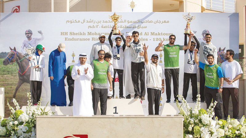 الفارس العميمي يُحلق بلقب «الإسطبلات الخاصة» الأبطال يحتفون بإنجازهم على منصة التتويج. تصوير: دينيس مالاري