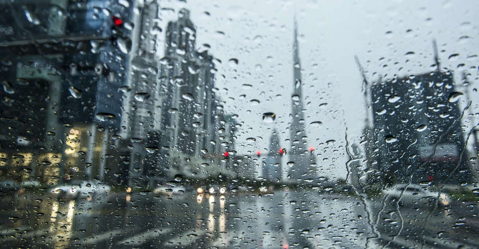 طقس الإمارات غداً.. غائم جزئياً مع فرصة سقوط أمطار