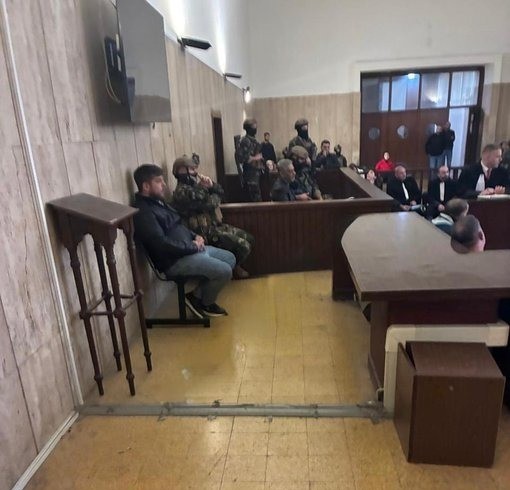 أول صورة لفضل شاكر أمام المحكمة أول صورة لفضل شاكر أمام المحكمة